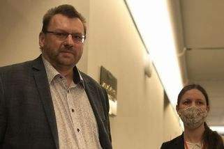 Poslanci se bojí kolegů bez roušek. Sněmovna je obežene plexisklem - Seznam Zprávy